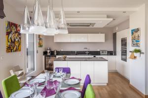Kuchnia lub aneks kuchenny w obiekcie ILLANKA - Appartement 3 chambres avec parking et terrasse proche gare