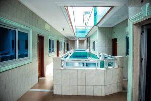 una piscina en una habitación de hospital con tragaluz en Bénin Berge hotel, en Cotonou