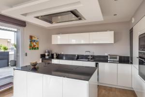 Kuchnia lub aneks kuchenny w obiekcie ILLANKA - Appartement 3 chambres avec parking et terrasse proche gare