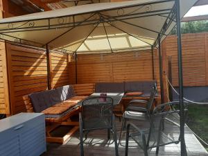 奈拉的住宿－Ferienwohnung Schmidt，露台配有桌椅和遮阳伞
