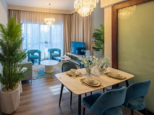 Χώρος καθιστικού στο 2BR Dubai Burj View Downtown Skyline with Pool, Gym, & Parking