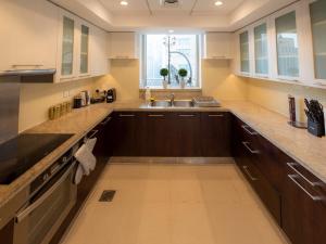 Η κουζίνα ή μικρή κουζίνα στο 2BR Dubai Burj View Downtown Skyline with Pool, Gym, & Parking