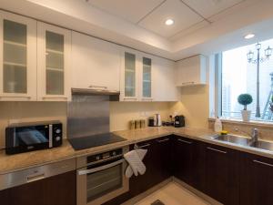 Η κουζίνα ή μικρή κουζίνα στο 2BR Dubai Burj View Downtown Skyline with Pool, Gym, & Parking