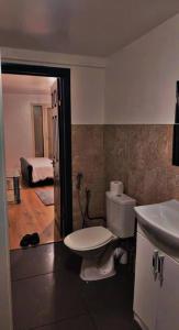 A bathroom at Private Studio Outhouse near Heathrow- Free Parking