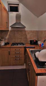 Nhà bếp/bếp nhỏ tại Private Studio Outhouse near Heathrow- Free Parking