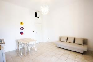 A seating area at Bianco Latte Még 37 kép