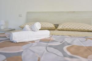 sypialnia z 2 ręcznikami na łóżku w obiekcie La Terrazza sugli Dei w mieście Pianillo