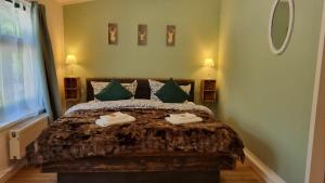 a bedroom with a bed with two towels on it at Pension Am Stadtholz in Kröpelin