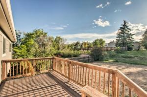 MorrisonMorrison Home with Backyard about 7 Mi to Red Rocks的享有庭院景致的木制甲板