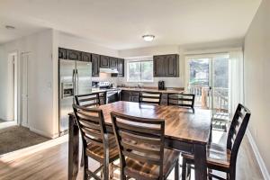 MorrisonMorrison Home with Backyard about 7 Mi to Red Rocks的配有木桌椅的厨房和餐厅