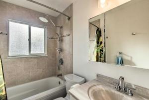 MorrisonMorrison Home with Backyard about 7 Mi to Red Rocks的浴室里有洗手池、马桶和镜子。 更多17张照片