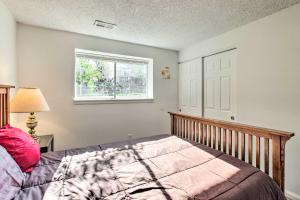 MorrisonMorrison Home with Backyard about 7 Mi to Red Rocks的一间卧室，里面有一张床和一扇窗户。