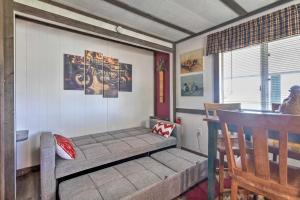 Habitación con cama en la esquina de una habitación en Cozy Cottonwood Gem Patio and 180-Degree Views, en Cottonwood