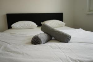 un animale di peluche su un letto con due cuscini di DM Apartment a Vienna