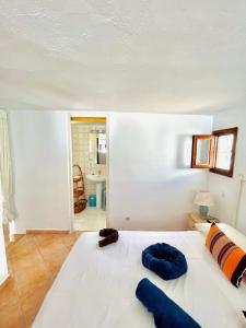 - une chambre avec un grand lit blanc dans l'établissement Estilo ibicenco en todo, à San José