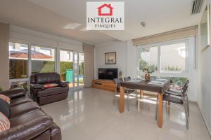 A television and/or entertainment centre at Splash Holiday Home