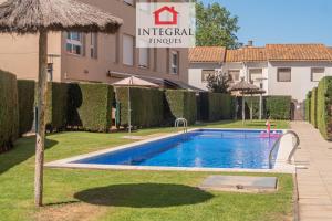 The swimming pool at or close to Splash Holiday Home