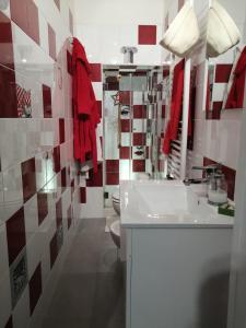 łazienka z białą umywalką i toaletą w obiekcie La luminaria w mieście Bari
