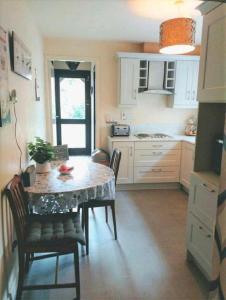 een keuken met een tafel en stoelen in een kamer bij Townhouse Wexford in Wexford