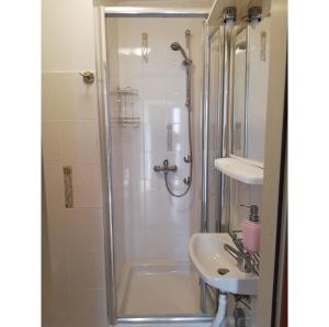 y baño con ducha y lavamanos. en Lino Apartments, en Rovinj