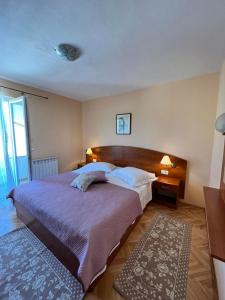 een slaapkamer met een groot bed in een kamer bij Haus Zdenka in Rab