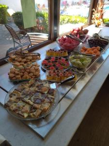 サニービーチにあるApartment Tourist Complex Rose Villageのテーブルの上に様々な種類の料理を揃えたビュッフェ