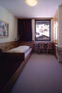 a bedroom with a bed and a large window at Apartment Familie Kinz im Haus Zalim in Brand