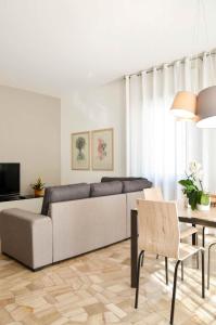 un soggiorno con divano e tavolo di Appartamento di Silvia - Silvia's Apartment a Vicenza