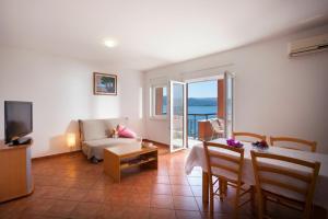TV a/nebo společenská místnost v ubytování Apartments Villa Dorida