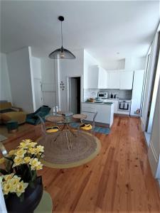 a living room with a table and a kitchen at Appartement Pont Luiz in Porto