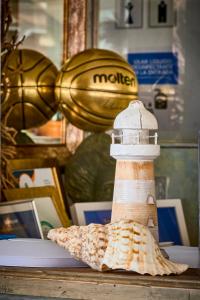 a model of a lighthouse sitting on a table at Labreña Hotel in Los Caños de Meca