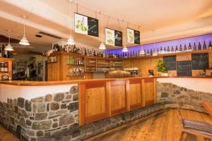 eine Bar mit einer Steinmauer in einem Restaurant in der Unterkunft Hotel Mölltalerhof in Rangersdorf