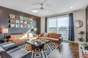 Ruang duduk di Big NEW and Modern with Skyline View Mural and Ping Pong