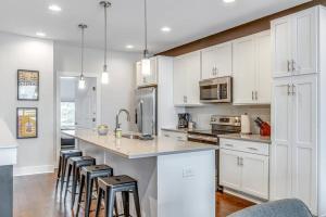 Dapur atau dapur kecil di Big NEW and Modern with Skyline View Mural and Ping Pong