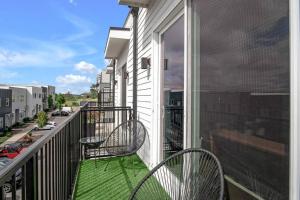 Balkoni atau teres di Big NEW and Modern with Skyline View Mural and Ping Pong