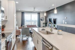 Gambar di galeri bagi Big NEW and Modern with Skyline View Mural and Ping Pong di Nashville