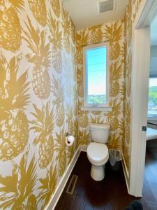 Bilik mandi di Big NEW and Modern with Skyline View Mural and Ping Pong