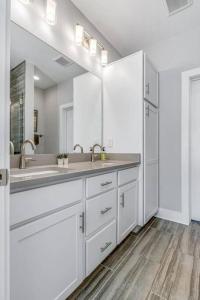 Dapur atau dapur kecil di Big NEW and Modern with Skyline View Mural and Ping Pong +37 gambar