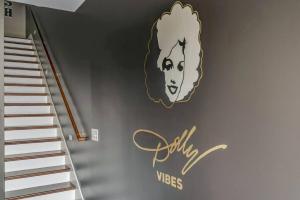 Gambar di galeri bagi Big NEW and Modern with Skyline View Mural and Ping Pong di Nashville