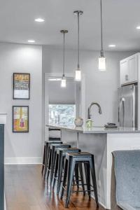Dapur atau dapur kecil di Big NEW and Modern with Skyline View Mural and Ping Pong