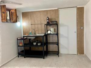 una cucina con lavandino e mensola in una stanza di Zen relax a pochi passi da Palinuro a Centola