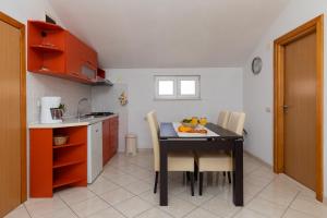 Dapur atau dapur kecil di Apartments Paloc - Orange
