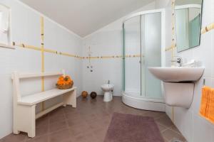 Ένα μπάνιο στο Apartments Paloc - Orange