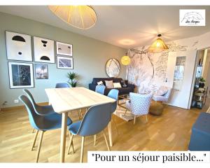 アラスにあるL'Eden - 2 chambres - Centre ville - ASCENSEURのテーブルと椅子のあるダイニングルームとリビングルーム +24枚の写真