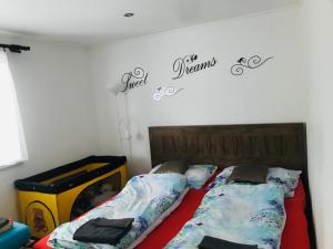 ein Schlafzimmer mit einem Bett und einem Schild an der Wand in der Unterkunft Ubytování v soukromí in Dobré Pole