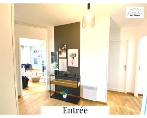 アラスにあるL'Eden - 2 chambres - Centre ville - ASCENSEURのリビングルーム(テーブル付)、廊下