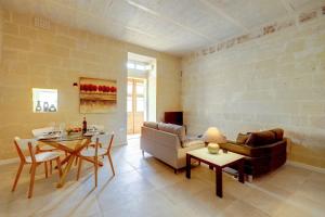 uma sala de estar com um sofá e uma mesa em Stylish 2BR Apartment in Valletta em Valletta