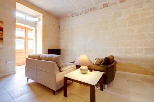 Prostor za sedenje u objektu Stylish 2BR Apartment in Valletta