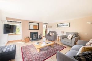 A seating area at Cosy & rustic retreat - Woodland Cottage.