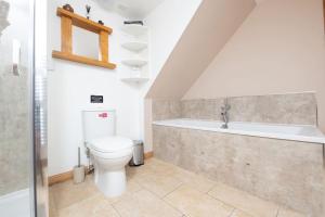 O baie la Cosy & rustic retreat - Woodland Cottage. +22 fotografii